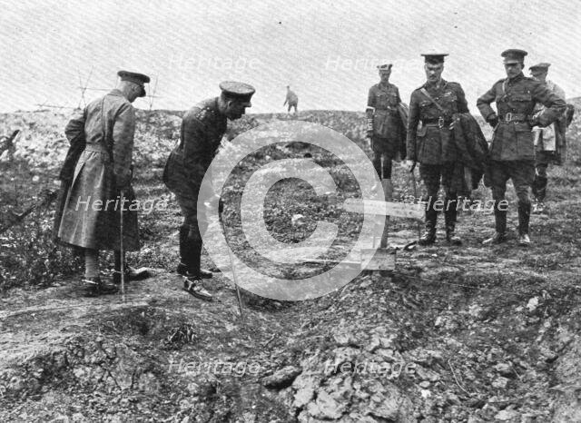 'La visite du roi d'Angleterre a ses armees et au front Belge', 1916. Creator: Unknown.
