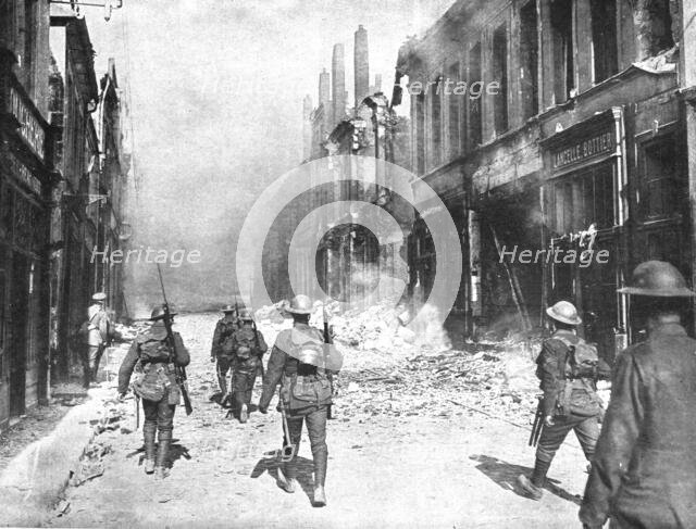 ''Le entrée dans Cambrai; Une des premieres patrouilles britanniques qui penetrerent... 1918. Creator: Unknown.