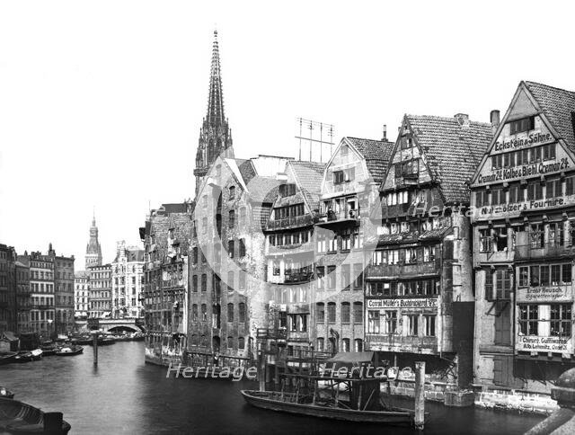 Hamburg. Fleet, Deichstrasse zwischen Cremon a. Kajen 1904. Creator: Unknown.