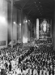 The Queen's procession moves up the alter for the consecration ceremony of Coventry Cathedral, 1962. Artist: Unknown