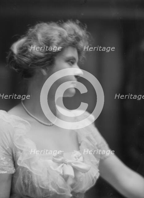 Lapham, E., Miss, portrait photograph, 1915 Feb. 16. Creator: Arnold Genthe.