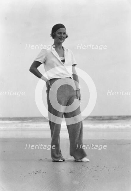 Sexton, Mrs., at the beach, 1932 July 10. Creator: Arnold Genthe.