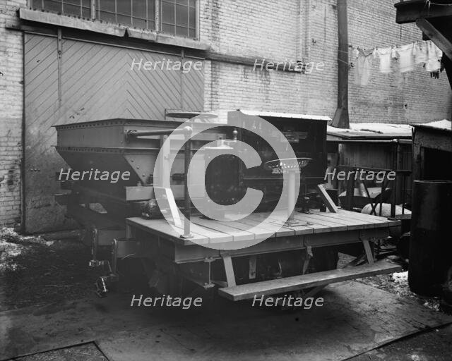 Machine car, between 1900 and 1905. Creator: Unknown.