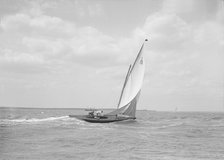 The 6 Metre class 'Ejnar' sailing downwind, 1911. Creator: Kirk & Sons of Cowes.