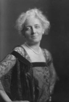 Eyre, Mrs., portrait photograph, 1914 Dec. 15. Creator: Arnold Genthe.