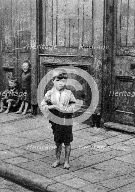 An East End child, London, 1926-1927. Artist: Unknown