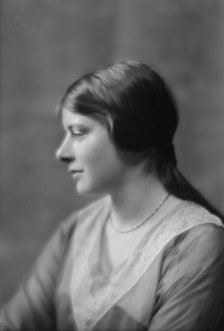 Damrosch, Polly, Miss, portrait photograph, 1914 Mar. 27. Creator: Arnold Genthe.