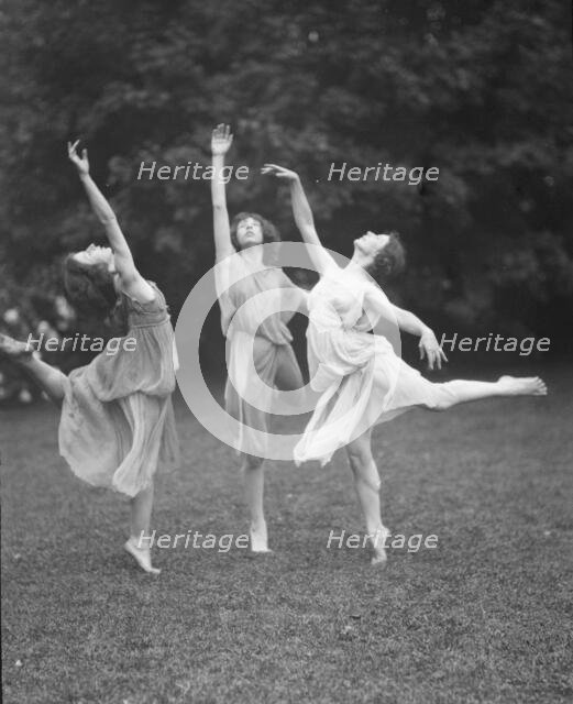 Desha, Grace, and either Phyllis or Leah, 1921 Apr. 27. Creator: Arnold Genthe.