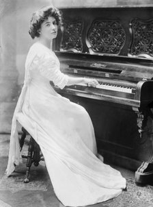 Miss Clare Kummer at piano, 1910. Creator: Bain News Service.