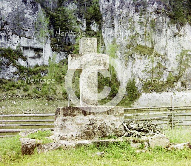 Stone cross on the bank opposite Pisanyi Rock in memory of Demidov, Chusovaia River, 1912. Creator: Sergey Mikhaylovich Prokudin-Gorsky.