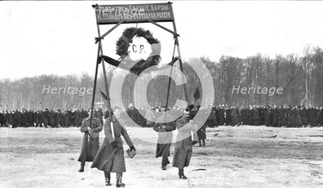 'Les Funerailles des Morts de la Revolution; Un hommage de l'armee revolutionnaire..., 1917. Creator: Unknown.