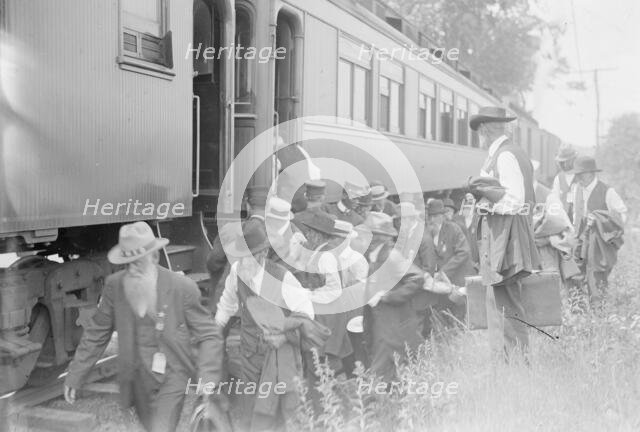 Vets. entraining - Gettysburg, 1913. Creator: Bain News Service.
