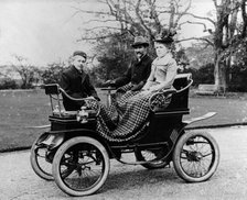 People in a De Dion Vis-a-Vis car, 1902. Artist: Unknown