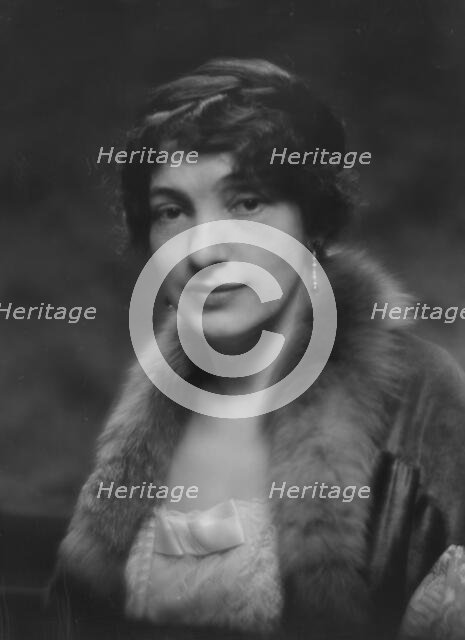 Putnam, Alice, Miss, portrait photograph, 1913. Creator: Arnold Genthe.