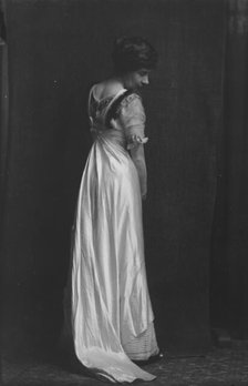 Marian Robinson, (Mrs. Bryant), portrait photograph, 1919 Nov. Creator: Arnold Genthe.