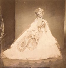 La Bisi. Boudoir, robe velour gris, moire rose, fleurs roses, feuilles grises (de sa mai,..., 1860s. Creator: Pierre-Louis Pierson.