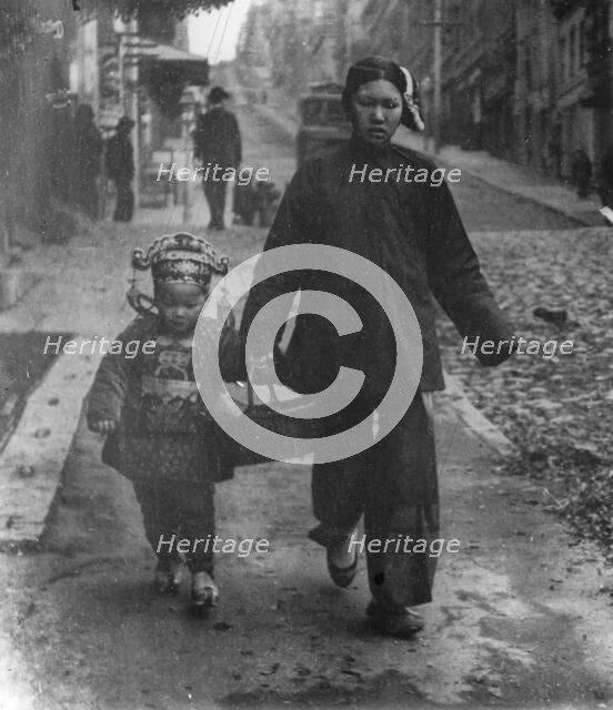 Carrying New Year's presents, Chinatown, San Francisco, between 1896 and 1906. Creator: Arnold Genthe.