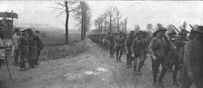 'Sur le front occupe en France par de Nouvelles forces Britanniques; passage de troupes..., 1916. Creator: Unknown.