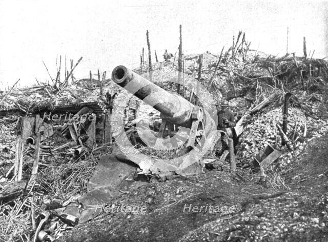 'Sur le champ de bataille de Combles; Un canon allemand de 150 abandonne dans le bois..., 1916. Creator: Unknown.