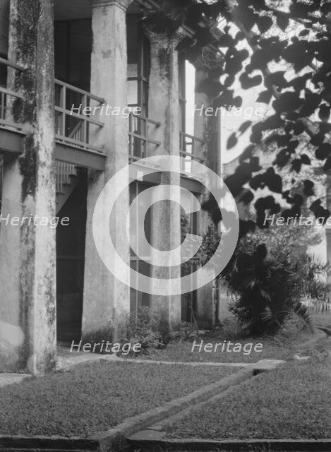 Plantation house, New Orleans, between 1920 and 1926. Creator: Arnold Genthe.