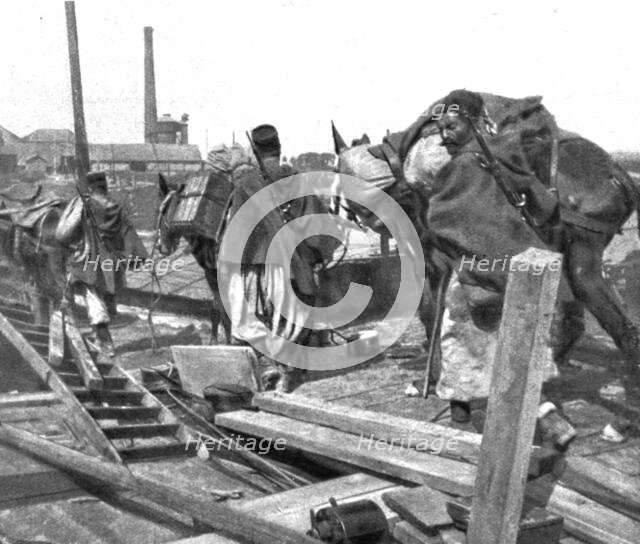 ''Devant les Falaises de L'Aisne; Un pont sur l'Oise improvise par le genie', 1914. Creator: Unknown.