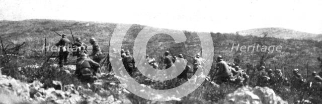 'Sur le Front Italien; L'offensive du Carso: infanterie italienne s'elancant a l'assaut..., 1917. Creator: Unknown.
