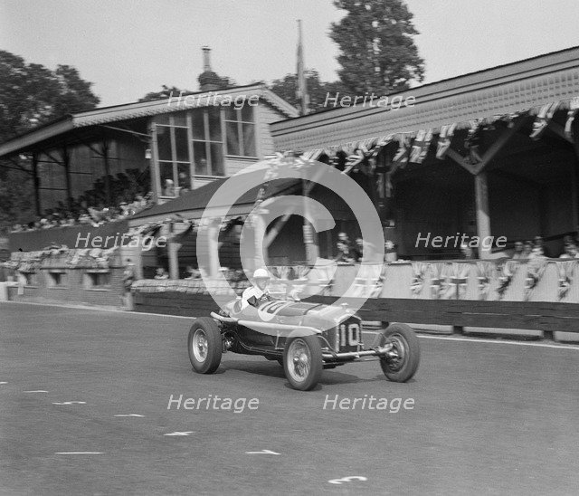 Alfa Romeo Monza of Kenneth Evans racing at Crystal Palace, London, 1939. Artist: Bill Brunell.
