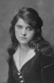 Olonova, Olga, Miss, portrait photograph, 1915 Sept. 23. Creator: Arnold Genthe.
