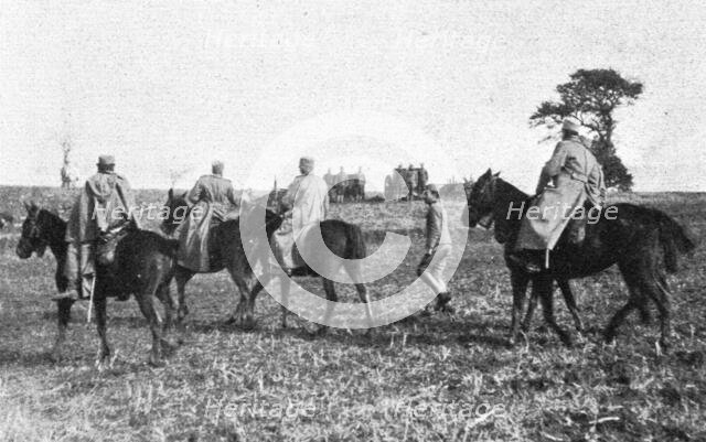 'Visite du roi Pierre a une batterie d'artillerie qui interrompt son tir au moment du....