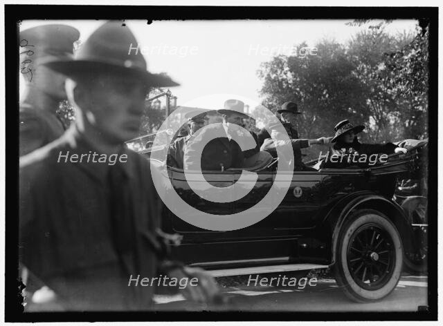 Woodrow Wilson and wife (Edith Bolling Wilson) in back seat of automobile, between 1916 and 1918. Creator: Harris & Ewing.