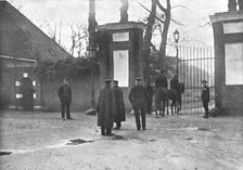'Dechu; A la grille du parc d'Amerongen; releve de la police montee hollandaise..., 1918. Creator: Unknown.