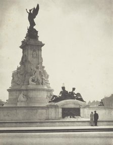 Queen Victoria's monument. From the album: Photograph album - London, 1920s. Creator: Harry Moult.