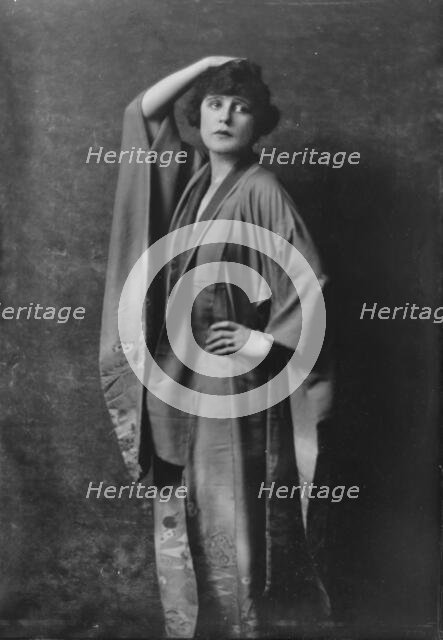 Bruns, Julia, Miss, portrait photograph, not before 1916. Creator: Arnold Genthe.