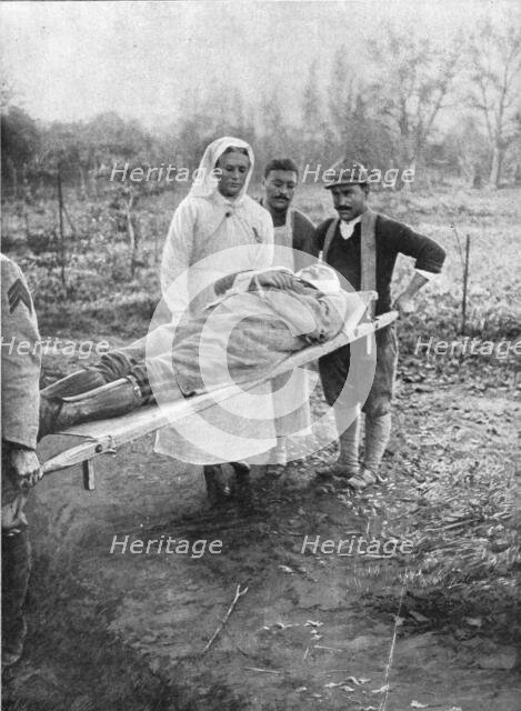 'Tombe dans la bataille pour Douaumont; le corps du generalde brigade Ancelm rapporte a l'ambulance' Creator: Unknown.