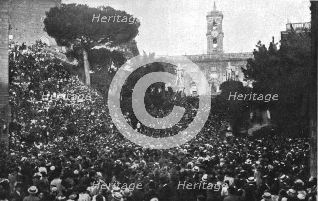 'A Rome : L'Anniversaire de l'entrée en guerre de l'Italie. --La foule sur les rampes du...mai 1916. Creator: Unknown.