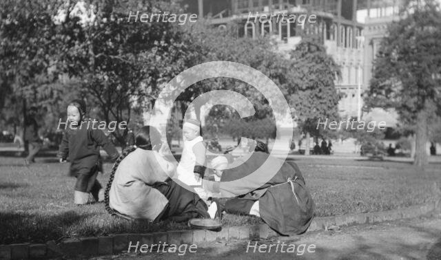 A picnic on Portsmouth Square, Chinatown, San Francisco, between 1896 and 1906. Creator: Arnold Genthe.