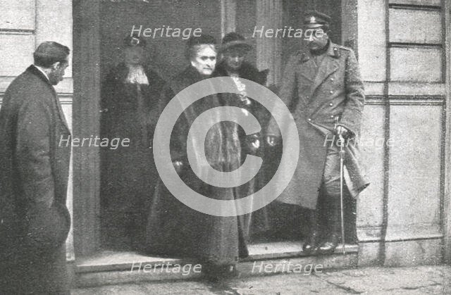 ''Les Exiles; La reine Milena, accompagnee de son fils cadet et de ses deux filles', 1916 (1924) Creator: Unknown.