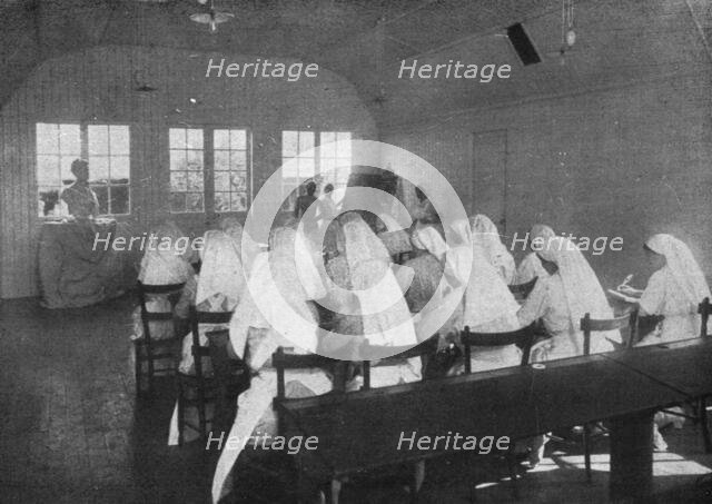 'A la memoire de Miss Edith Cavell; Un cours d'infirmieres professionnelles dans les locaux..., 1916 Creator: Unknown.