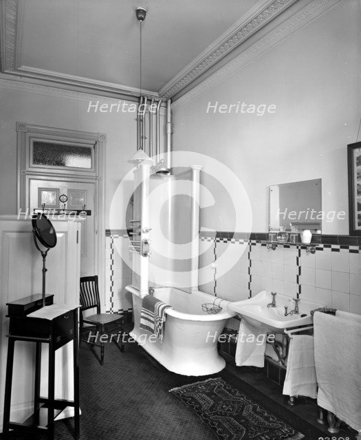 An en-suite bathroom at the Hotel Metropole, Westminster, London, 1914. Artist: Bedford Lemere and Company
