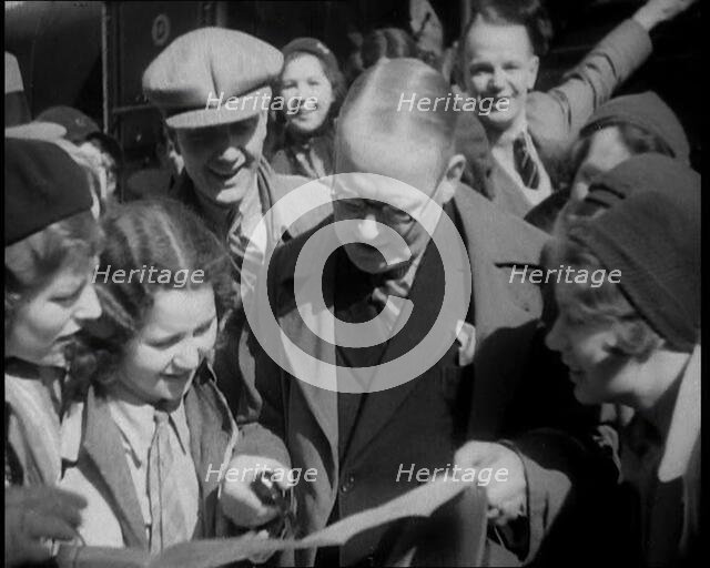 People Looking at  a Paper Together, 1933. Creator: British Pathe Ltd.
