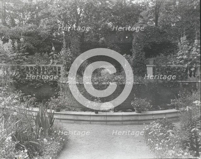 Dudley Leavitt Pickman, Jr., house, 213 Hale Street, Beverly, Massachusetts, 1926. Creator: Frances Benjamin Johnston.