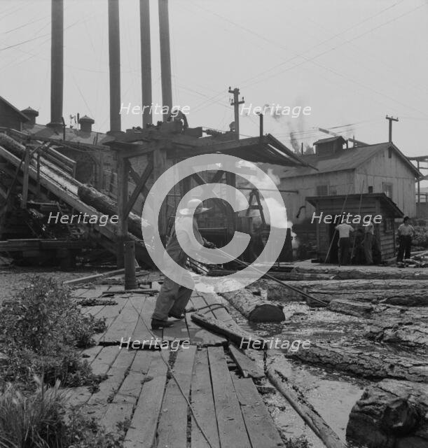 Pond monkey guides..., Pelican Bay Lumber Company mill, Klamath Falls, Oregon, 1939. Creator: Dorothea Lange.