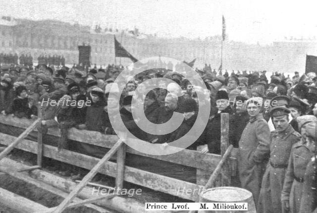 'Les Funerailles des Morts de la Revolution; Devant la fosse: les membres du gouvernement..., 1917. Creator: Unknown.