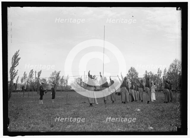 Signaling, between 1910 and 1917. Creator: Harris & Ewing.