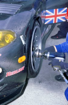 1999 Chrysler Viper,fia gt silverstone 500,wheel gun in pits. Artist: Unknown.