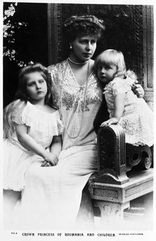 Marie, Queen of Romania with her daughters Elizabeth and Marie, c1902. Artist: Unknown