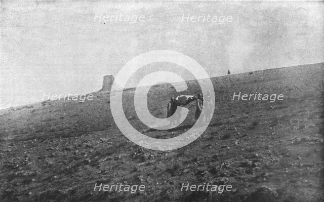 'Sur les champs de bataille Macedoniens de Gornitchevo et du Kaimaktchalan; La releve..., 1916. Creator: Unknown.