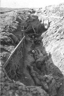 ''La Bataille de la Somme; Une ancienne premiere ligne de l'ennemi', 1916. Creator: Unknown.