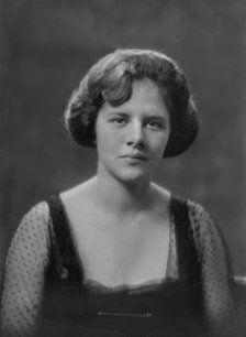 Miss L.S. Gordon, portrait photograph, 1919 June 7. Creator: Arnold Genthe.