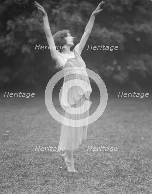 Desha, 1921 Creator: Arnold Genthe.